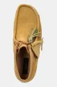 Semišové poltopánky Clarks Originals Wallabee Boot žltá 26181131