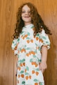 Tinycottons sukienka bawełniana dziecięca STRAWBERRIES PUFF SLEEVE DRESS wzorzyste beżowy SS25.004