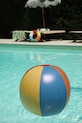 Konges Sløjd gyerek úszógumi SWIM RING AND BEACH BALL SET KS105094.PPY2 többszínű