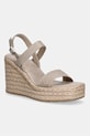 Calvin Klein сандали със скосена платформа WEDGE ESPAD 70 WEBBING LTH бежов HW0HW02901