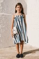 Tinycottons sukienka z dodatkiem lnu dziecięca LIGHT NAVY STRIPES DRESS SS26.225 niebieski