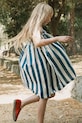 Tinycottons sukienka z dodatkiem lnu dziecięca LIGHT NAVY STRIPES DRESS SS26.225