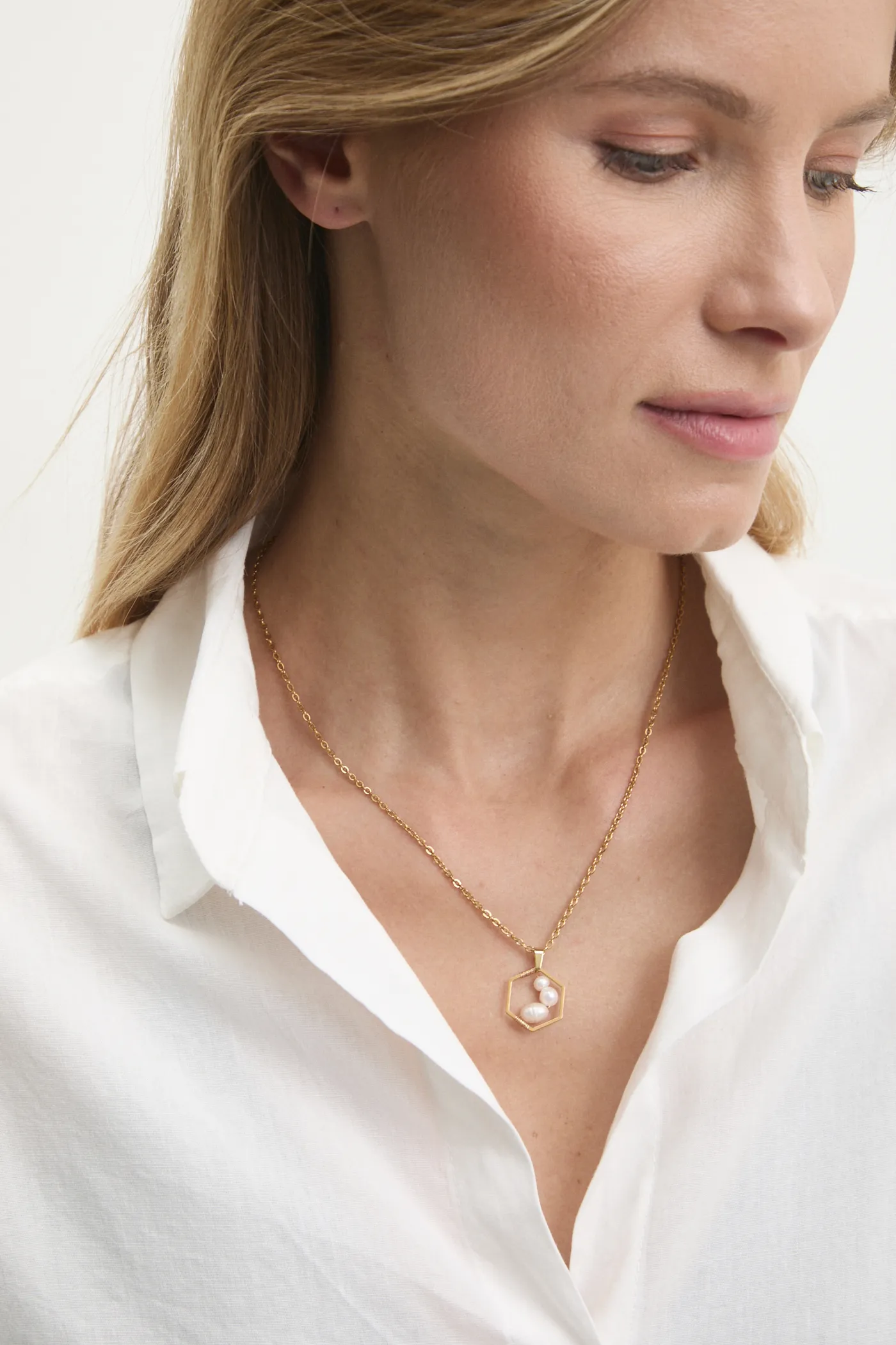 Answear Lab colier cu perle de cultura, lucrat manual piatră naturală aur WS25.AKD00L