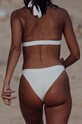 Купальные трусы MUUV. HOTPANTS TANGA WAFFLE белый figi.TANGAWAFFLE.coconu