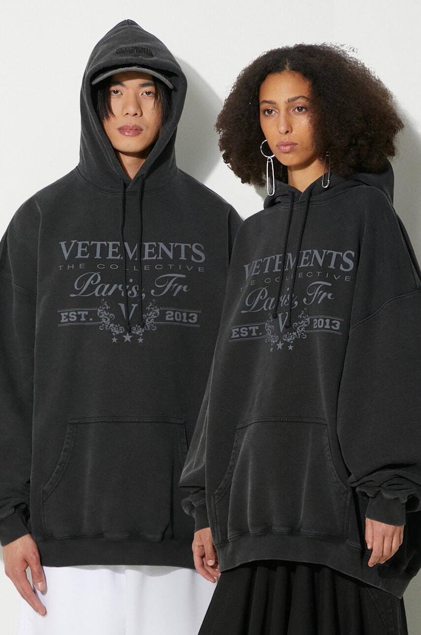 VETEMENTS sweatshirt Paris Logo Hoodie black color hooded VETEMENTS sweatshirt Paris Logo Hoodie black color hooded