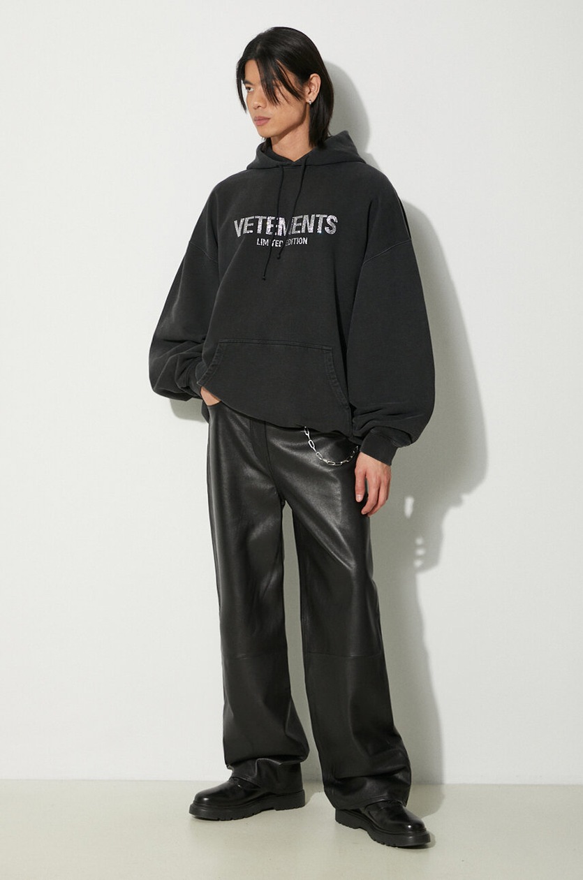 【香港限定POPUP】Vetements Limited edition VETEMENTS logo-print Cotton T-shirt | Black | FARFETCH HK