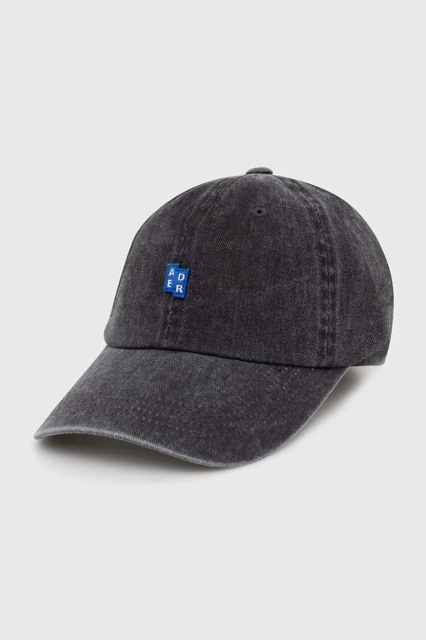 Памучна шапка с козирка Ader Error TRS Tag Cap в сиво с апликация BMSGFYHW0201