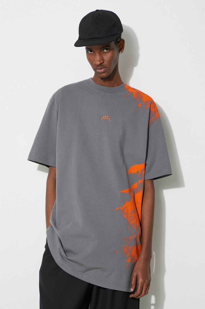 T-shirt tecnica a manica corta con dettagli fluorescenti e tasca sul petto con cerniera nascosta T-shirt tecnica a manica corta con dettagli fluorescenti e tasca sul petto con cerniera nascosta