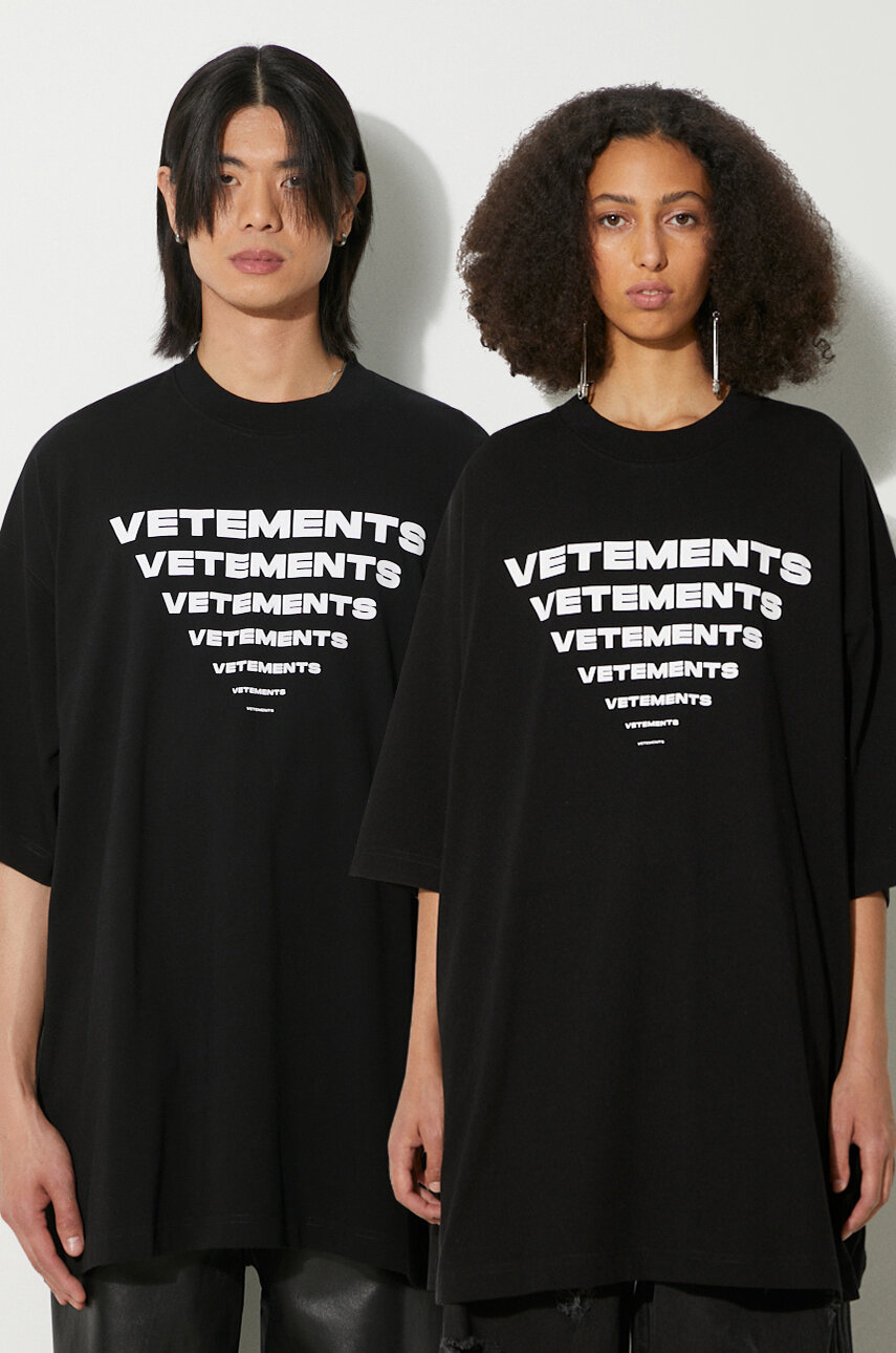 VETEMENTS cotton t-shirt Pyramid Logo black color with a print