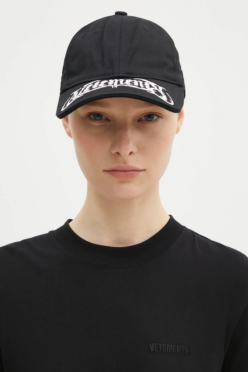 VETEMENTS cotton baseball cap Metal Logo black color with an VETEMENTS cotton baseball cap Metal Logo black color with an