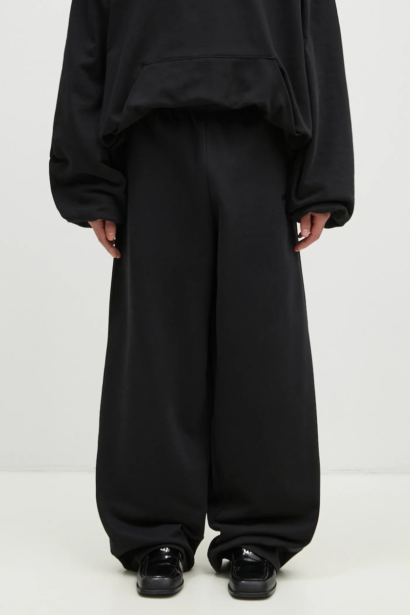 VETEMENTS joggers Embroidered Logo black color smooth VETEMENTS joggers Embroidered Logo black color smooth