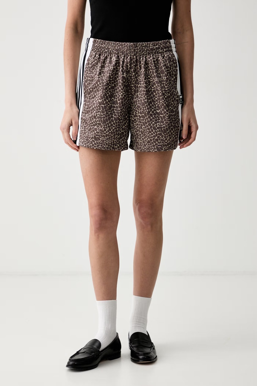 Шорты adidas Originals Stn Shorts цвет коричневый узор высокая