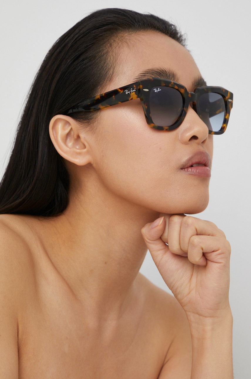 Γυαλιά ηλίου Ray-Ban χρώμα καφέ Street φωτογραφία