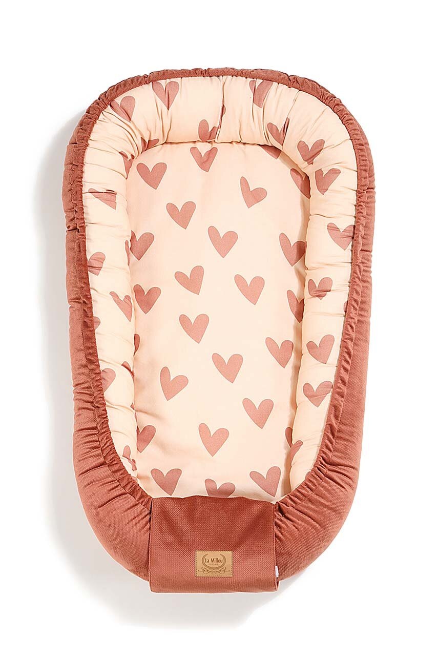 

Бебешки пашкул La Millou Best Nest Velvet HEARTBEAT PINK, Червен