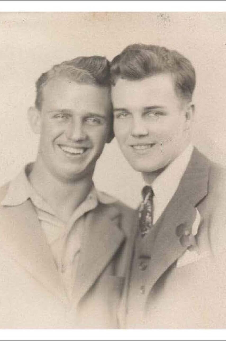 könyv Loving : A Photographic History of Men in Love by Hugh Nini in English termék 2. képe