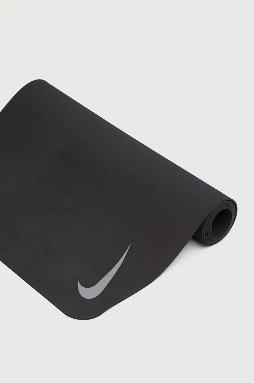 Στρώμα γιόγκα διπλής όψης Nike χρώμα: μαύρο φωτογραφία