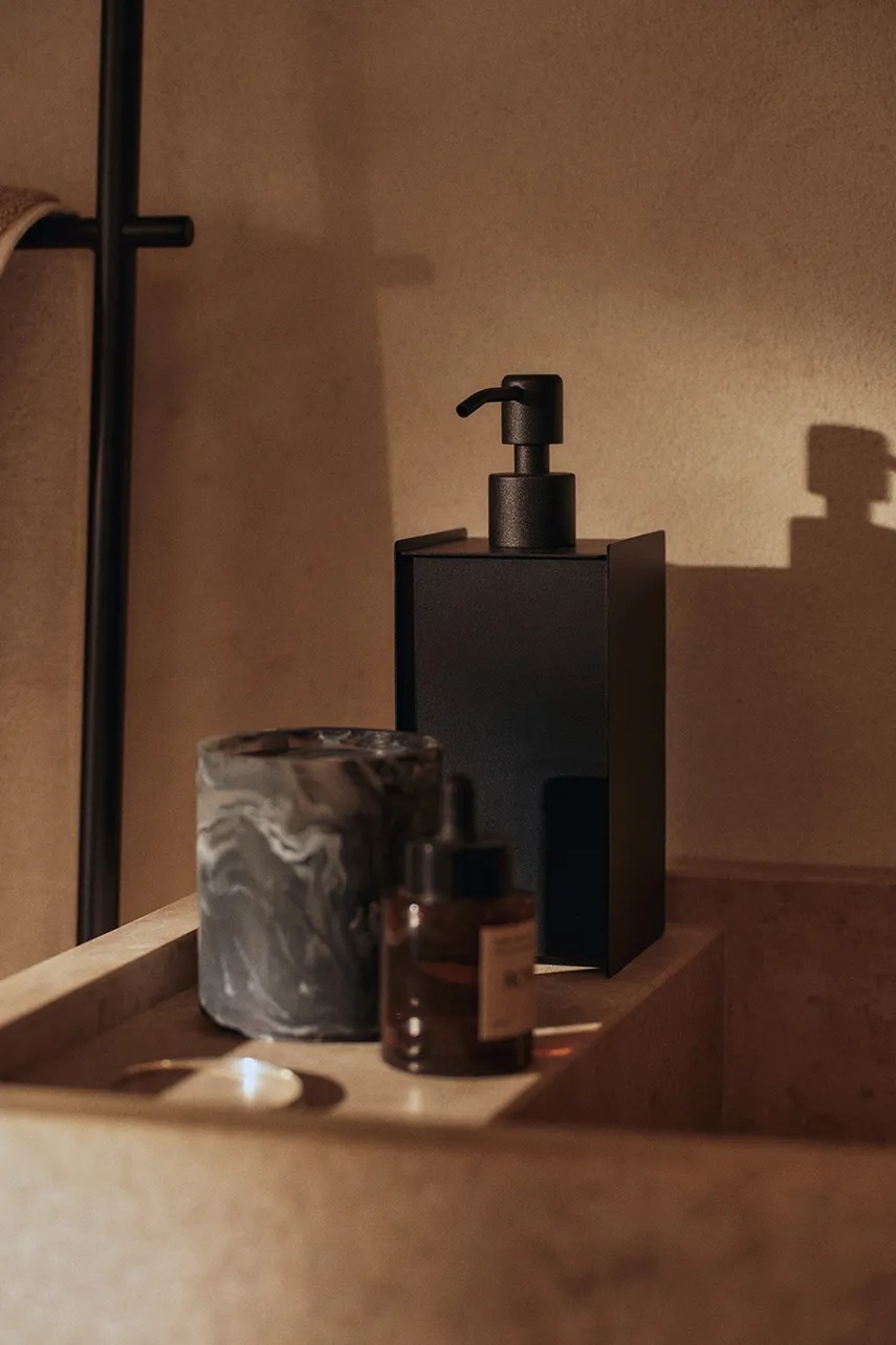 Ferm Living διανεμητής για σαπούνι από χάλυβα με επίστρωση σκόνης φωτογραφία