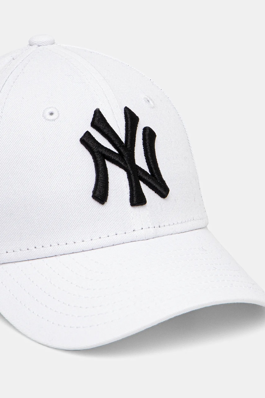 Детская хлопковая кепка New Era NEW YORK YANKEES цвет белый с аппликацией 12745556