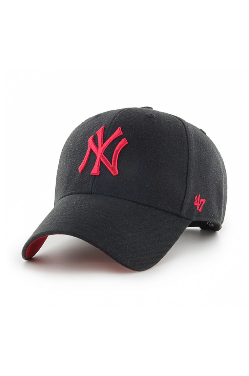 

Шапка 47brand New York Yankees в черно с апликация, Черен