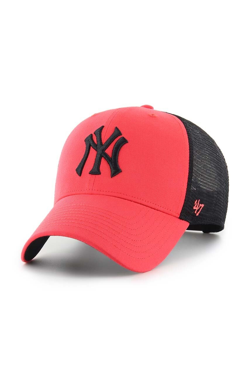 

Шапка с козирка 47brand MLB New York Yankees в червено с апликация, Червен