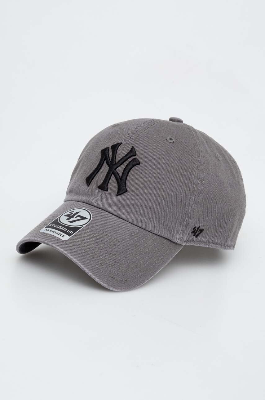 

Памучна шапка с козирка 47brand MLB New York Yankees в сиво с апликация, Сив