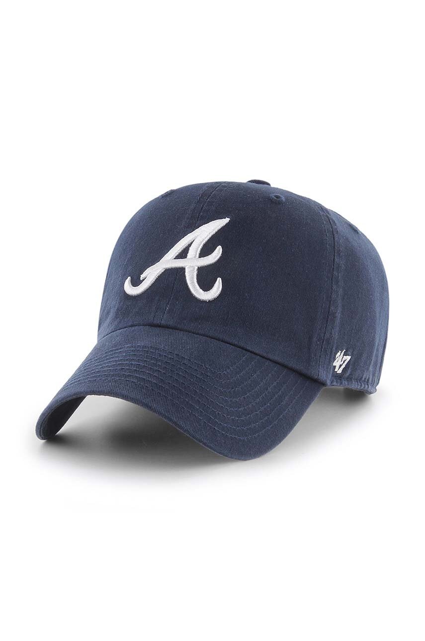 

Памучна шапка с козирка 47 brand MLB Atlanta Braves в тъмносиньо с апликация B-RGW01GWS-NYD, Тъмносин