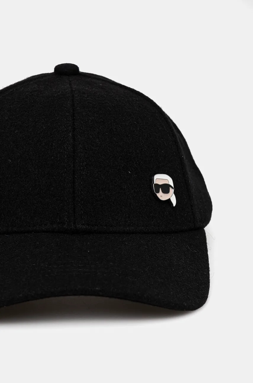 Шерстяная кепка Karl Lagerfeld цвет чёрный с аппликацией 246W3402 Шерстяная кепка Karl Lagerfeld цвет чёрный с аппликацией 246W3402
