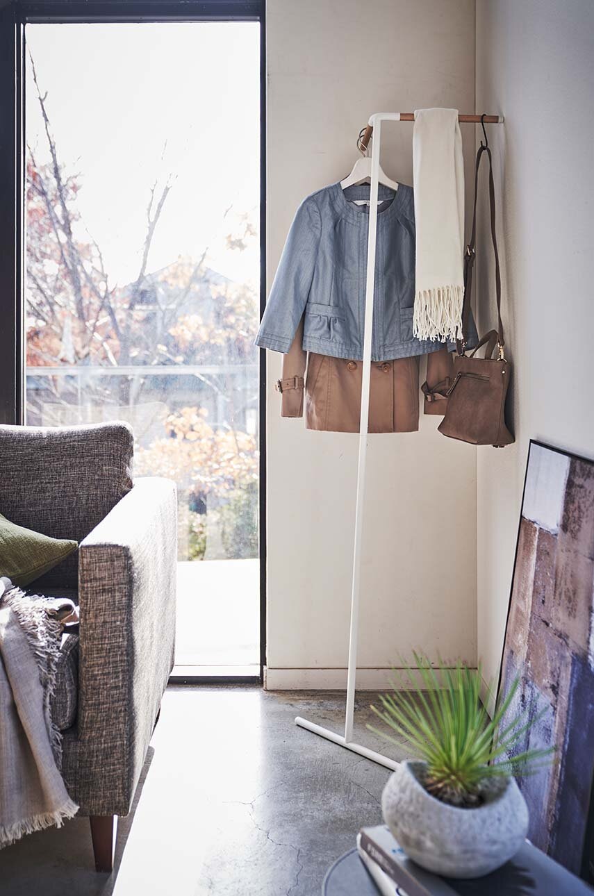 Γωνιακό ράφι ρούχων για εξωτερικά ενδύματα Yamazaki Tower φωτογραφία