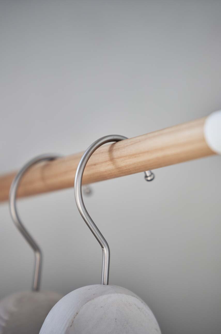 Γωνιακό ράφι ρούχων για εξωτερικά ενδύματα Yamazaki Tower φωτογραφία