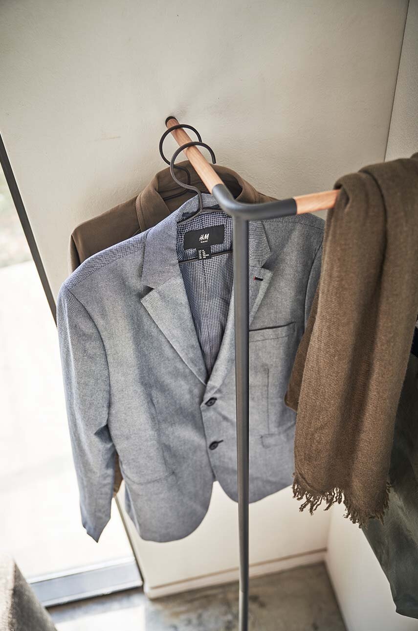 Γωνιακό ράφι ρούχων για εξωτερικά ενδύματα Yamazaki Tower φωτογραφία