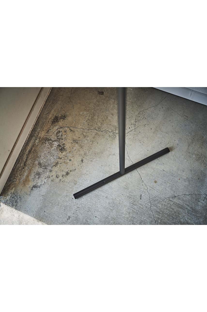 Γωνιακό ράφι ρούχων για εξωτερικά ενδύματα Yamazaki Tower φωτογραφία