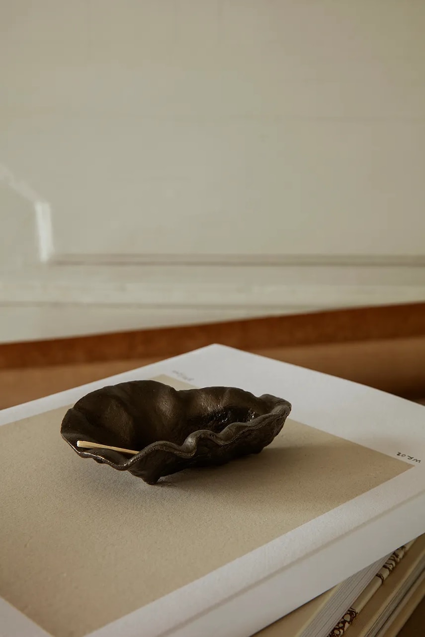 Декоративное блюдо ferm LIVING Oyster цвет чёрный Декоративное блюдо ferm LIVING Oyster цвет чёрный
