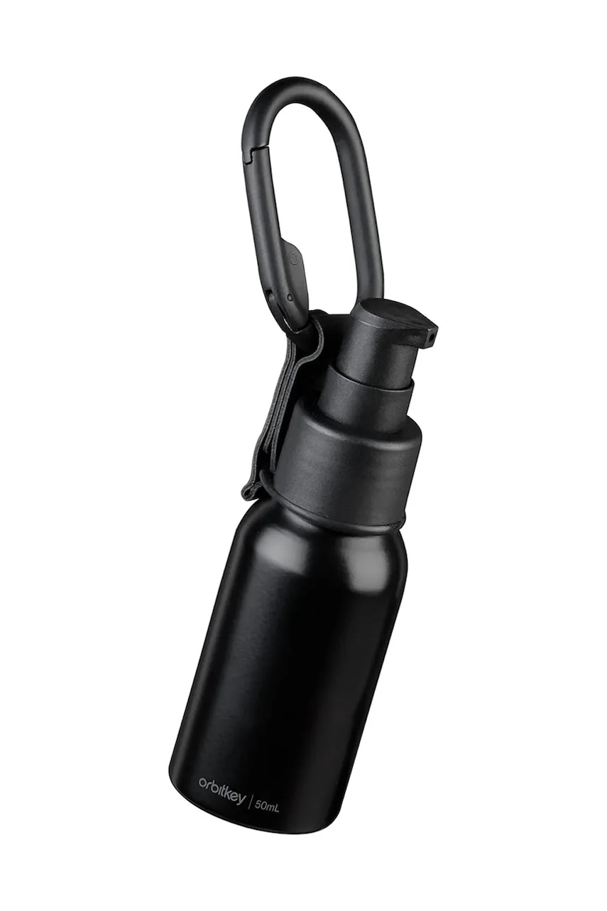 Levně Přívěsek na klíče s lahvičkou na dezinfekční přípravek Orbitkey Clip-on Refillable Bottle 50 ml černá barva