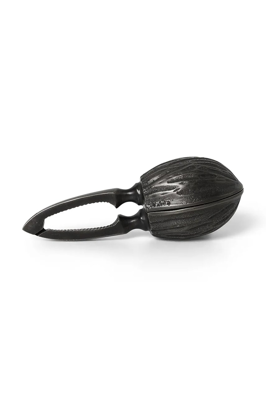 ferm LIVING spărgător de nuci culoarea negru