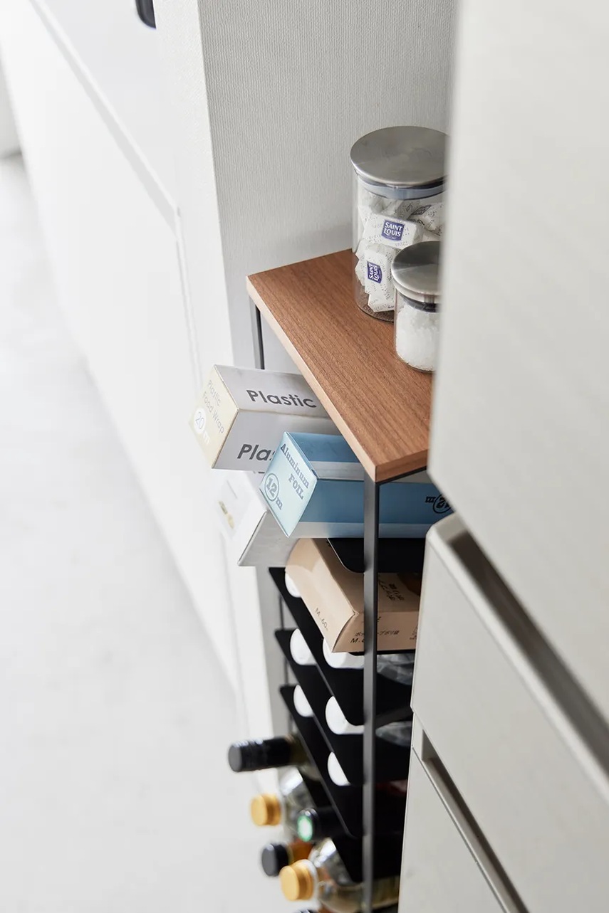 Ράφι για μπουκάλια με καπάκι Yamazaki Tower 88,5 cm χρώμα: μαύρο φωτογραφία