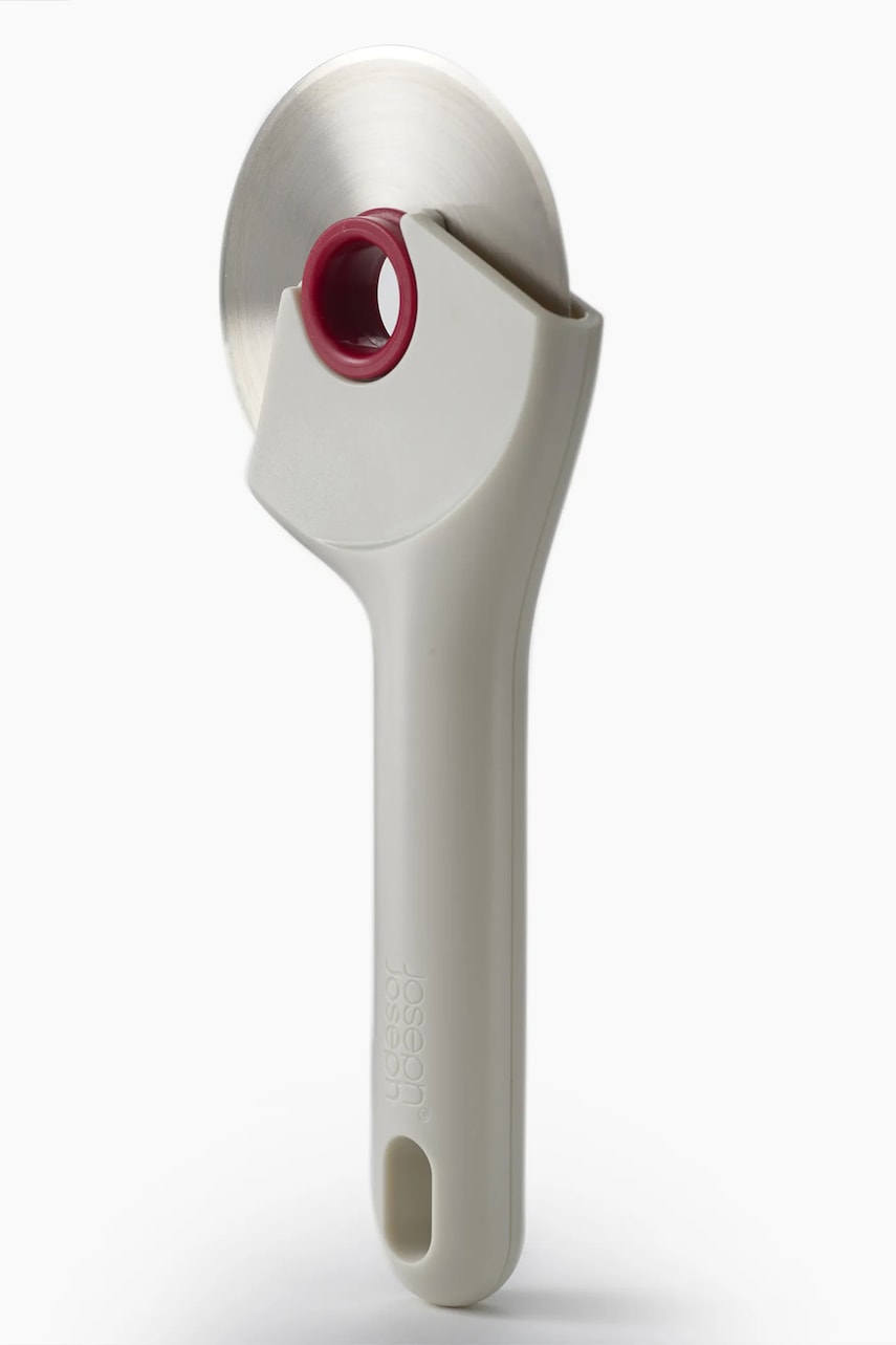 Joseph Joseph cutit pentru pizza Ringo 21,6 cm culoarea bej