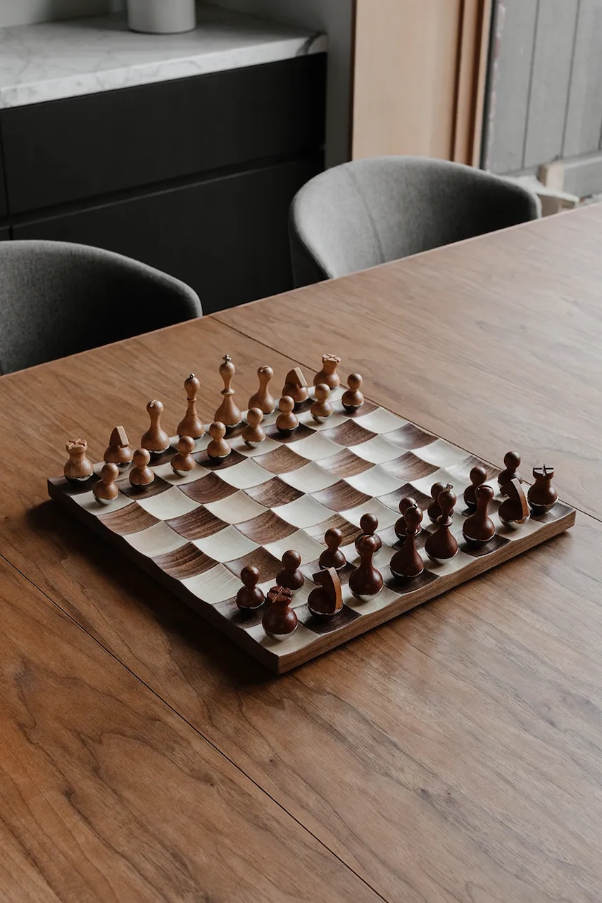 Šachy Umbra Wobble Chess Set