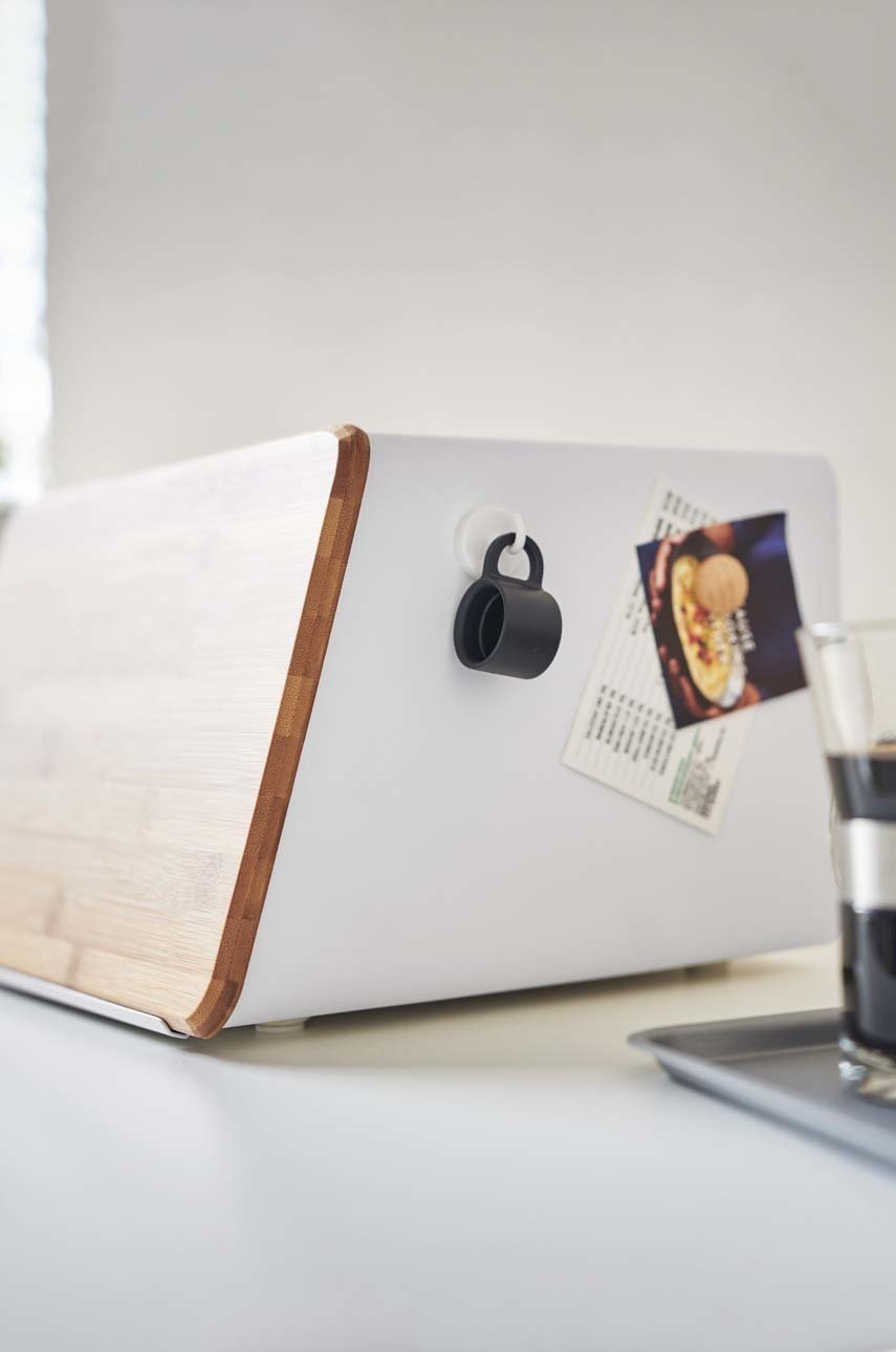 Ένα σάκο με ένα ξύλο κοπής Yamazaki Tower φωτογραφία