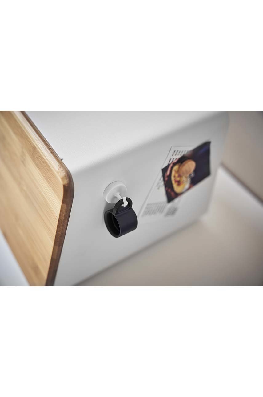 Ένα σάκο με ένα ξύλο κοπής Yamazaki Tower φωτογραφία