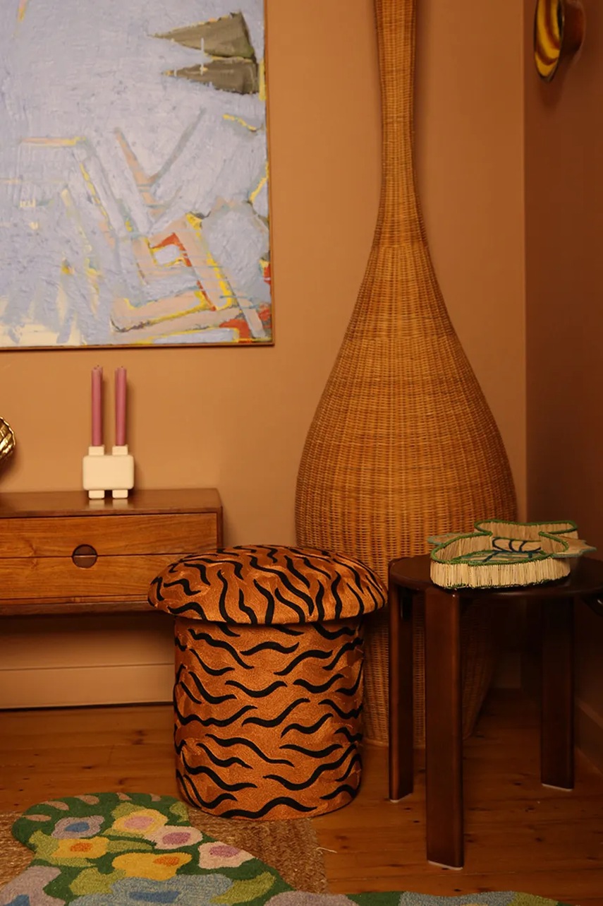 Πουφ Doing Goods Maya Tiger Embroidered χρώμα: καφέ φωτογραφία