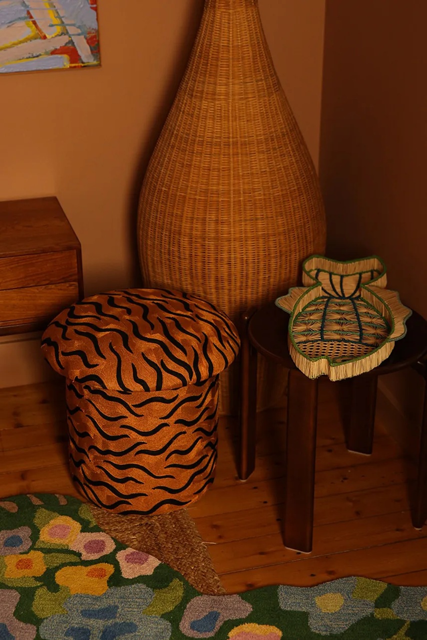 Πουφ Doing Goods Maya Tiger Embroidered χρώμα: καφέ φωτογραφία