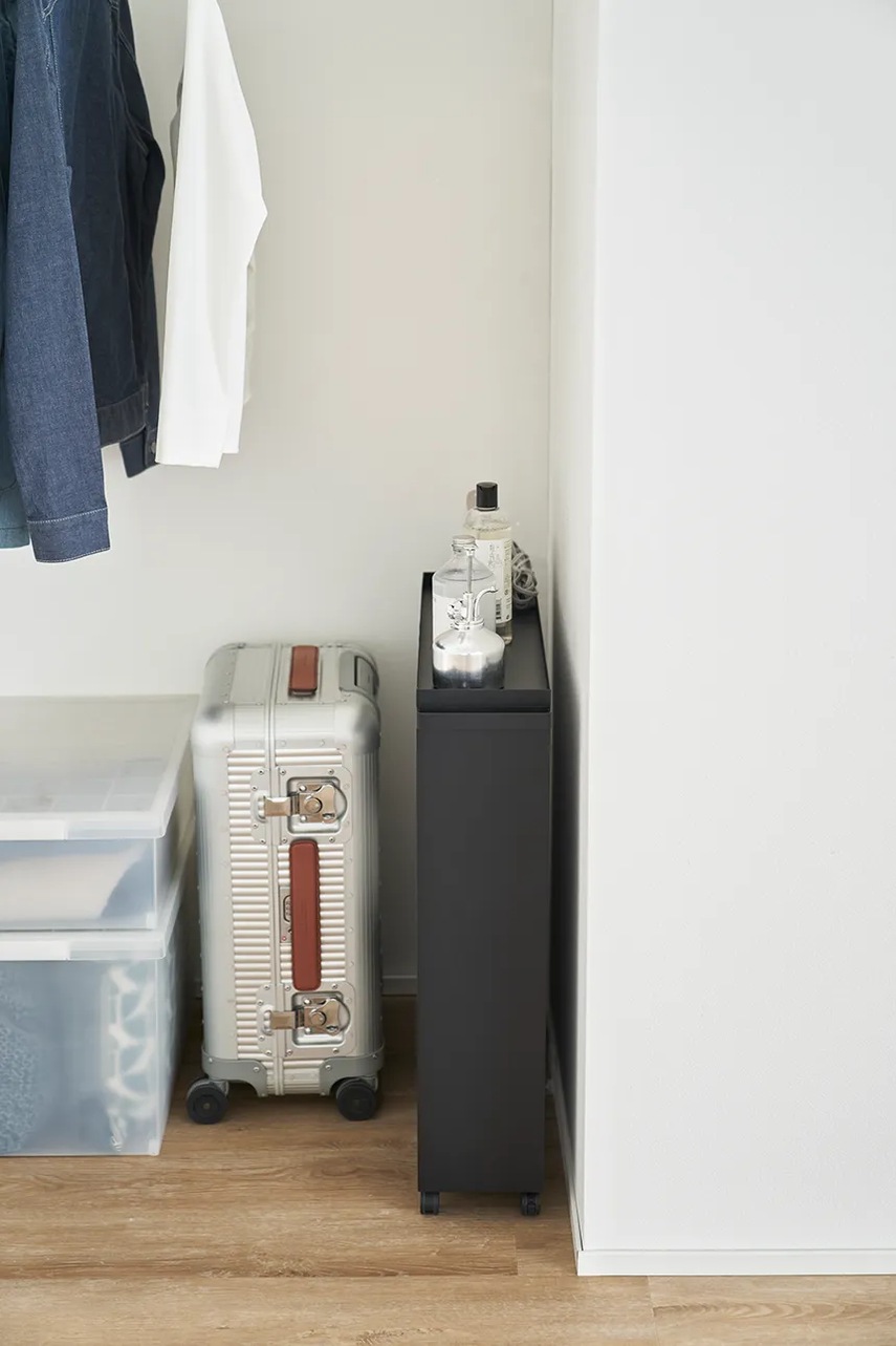 Βιβλιοθήκη με ρόδες Yamazaki Tower χρώμα: μαύρο φωτογραφία