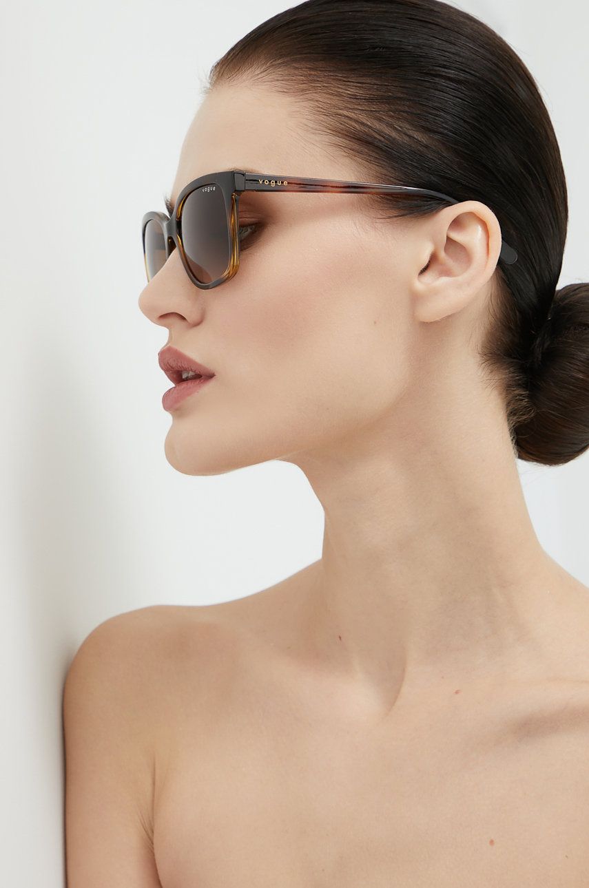 VOGUE ochelari de soare femei, culoarea maro Accesorii imagine noua