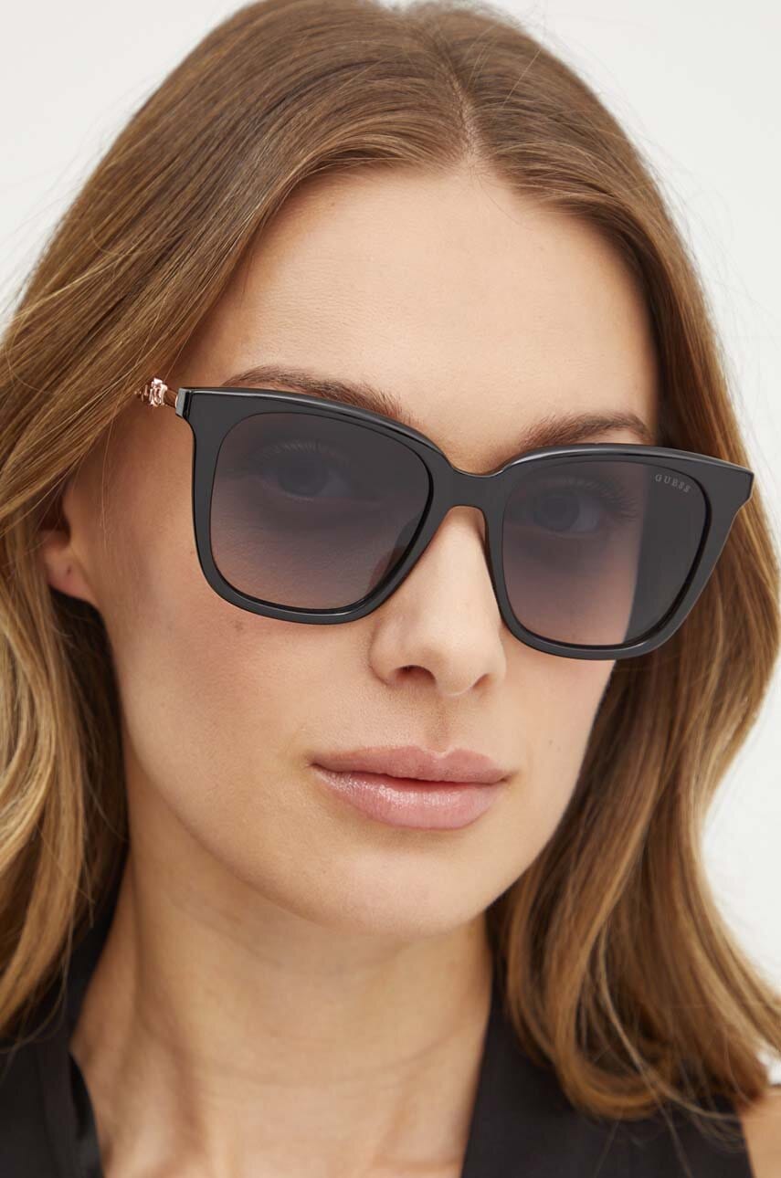 

Слънчеви очила Guess в черно GU7886_5301B, Черен