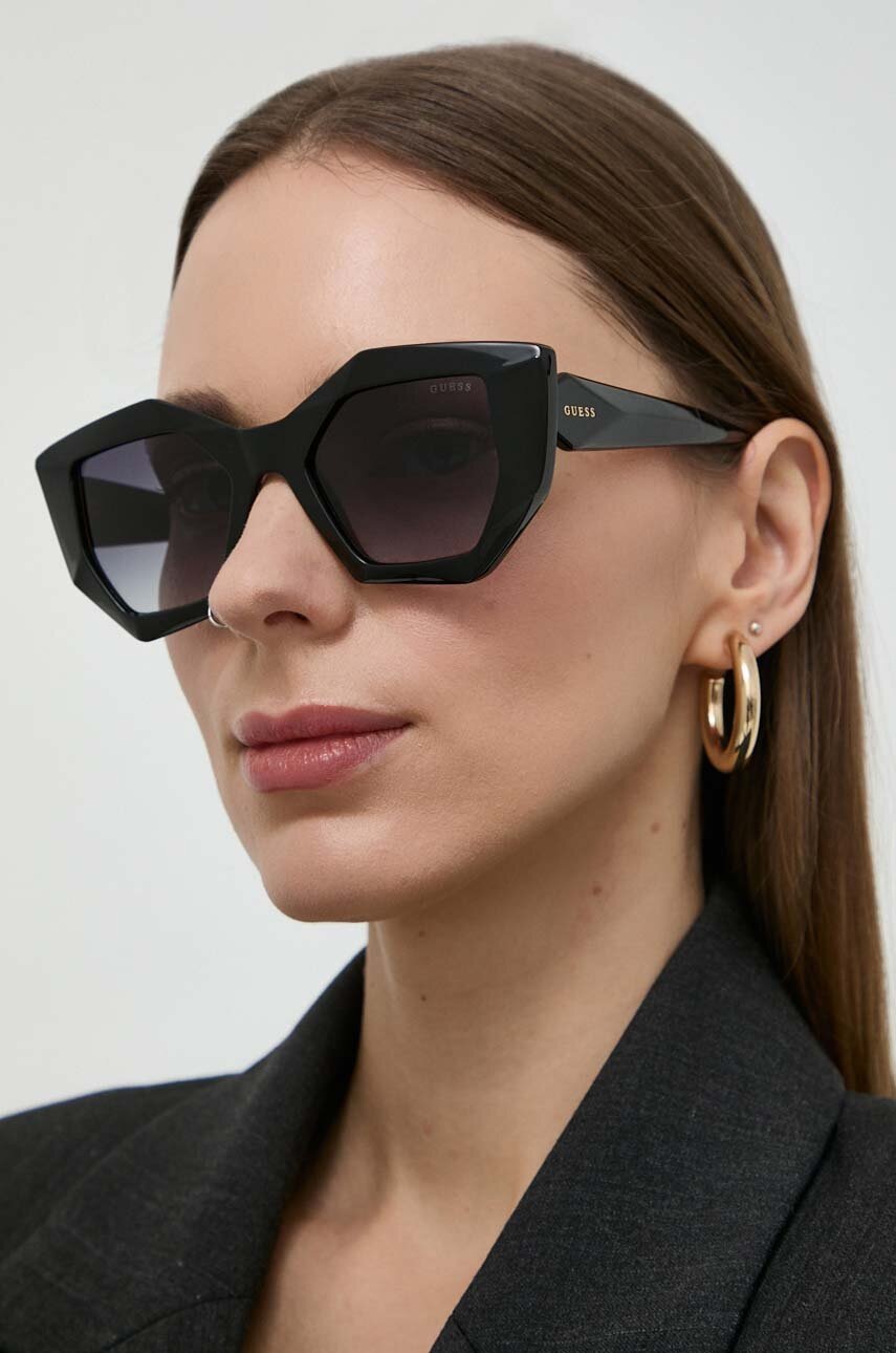

Слънчеви очила Guess в черно GU7897_5001B, Черен