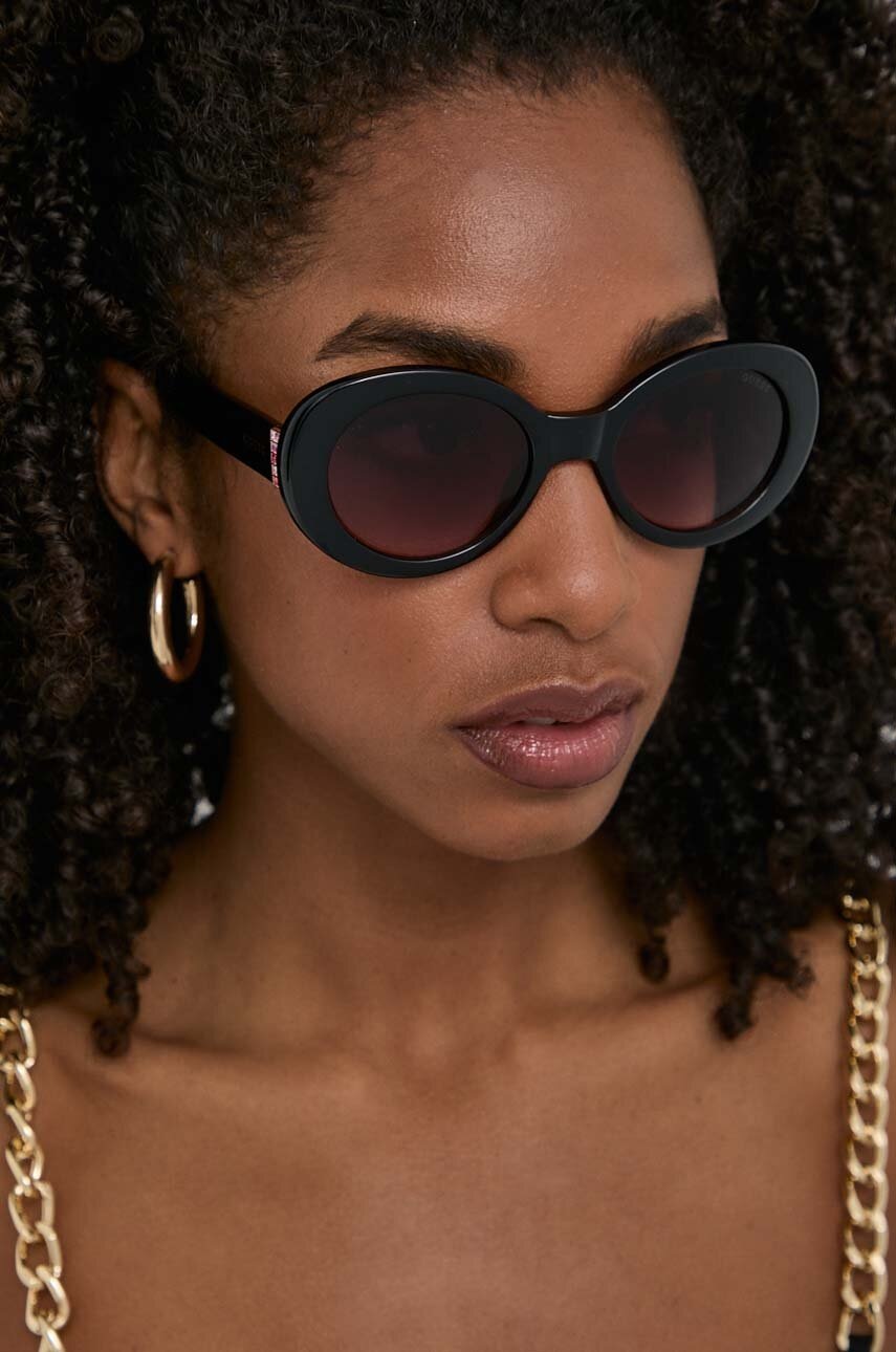 

Слънчеви очила Guess в черно GU7904_5101T, Черен