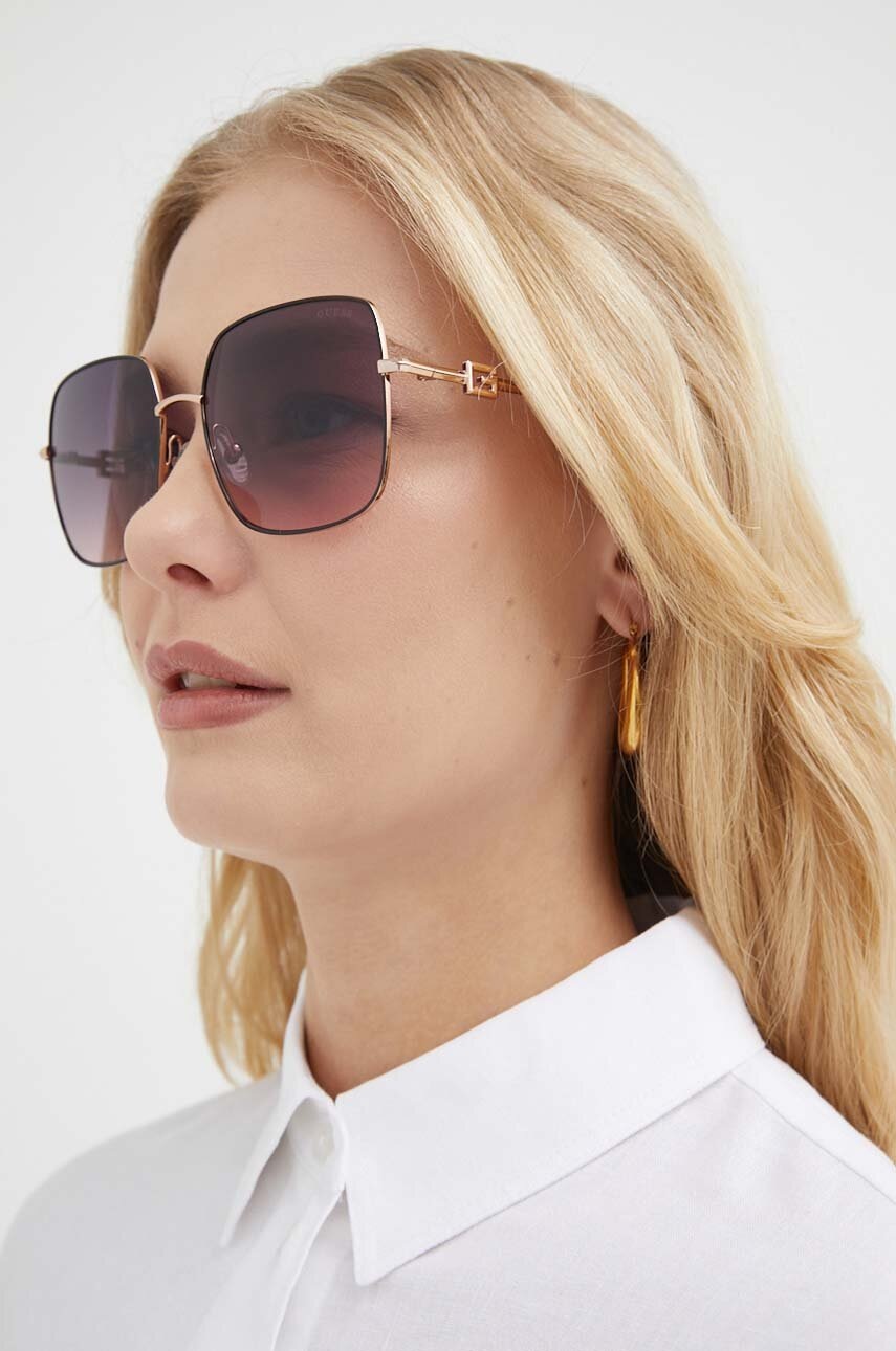 

Слънчеви очила Guess в черно GU7906_H_5805B, Черен