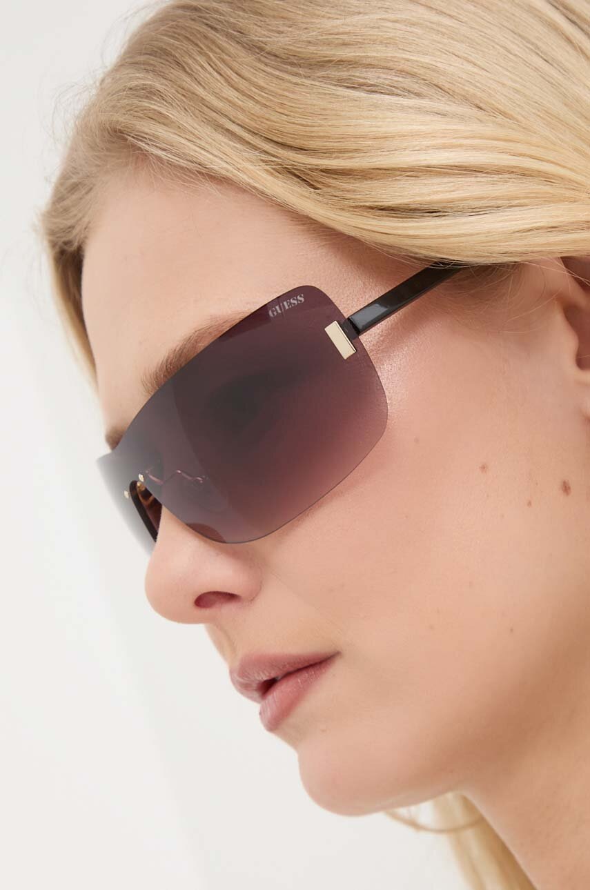 

Слънчеви очила Guess в черно GU8287_0001F, Черен