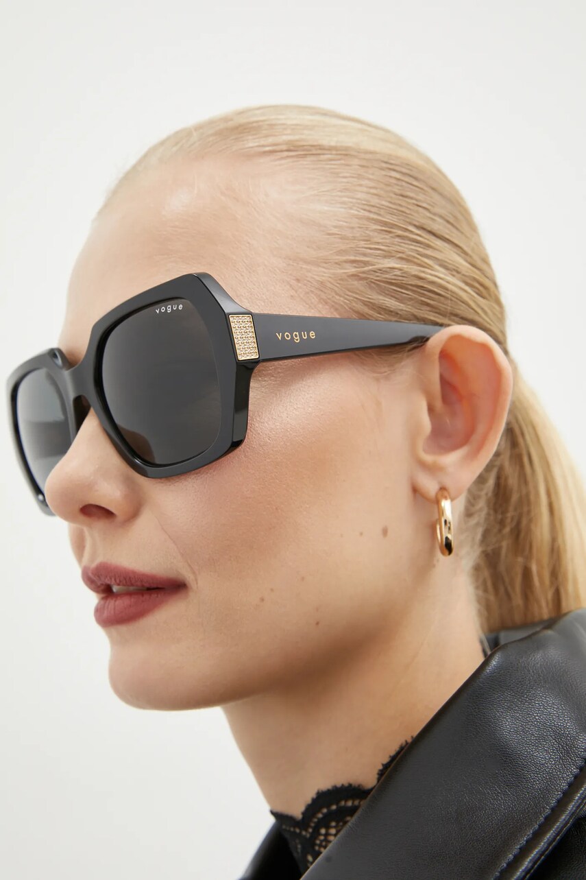 

Слънчеви очила VOGUE в черно 0VO5612SB, Черен