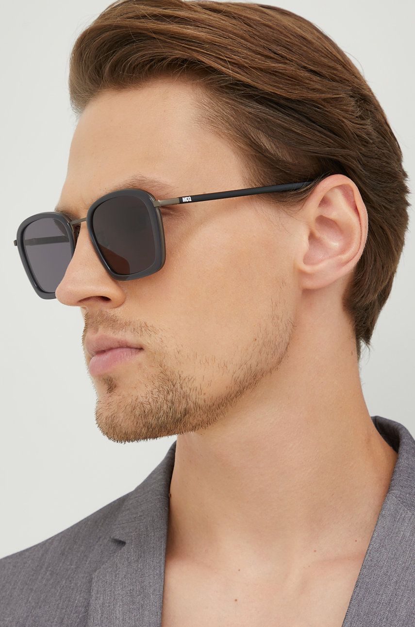 MCQ ochelari de soare barbati, culoarea negru Accesorii imagine noua